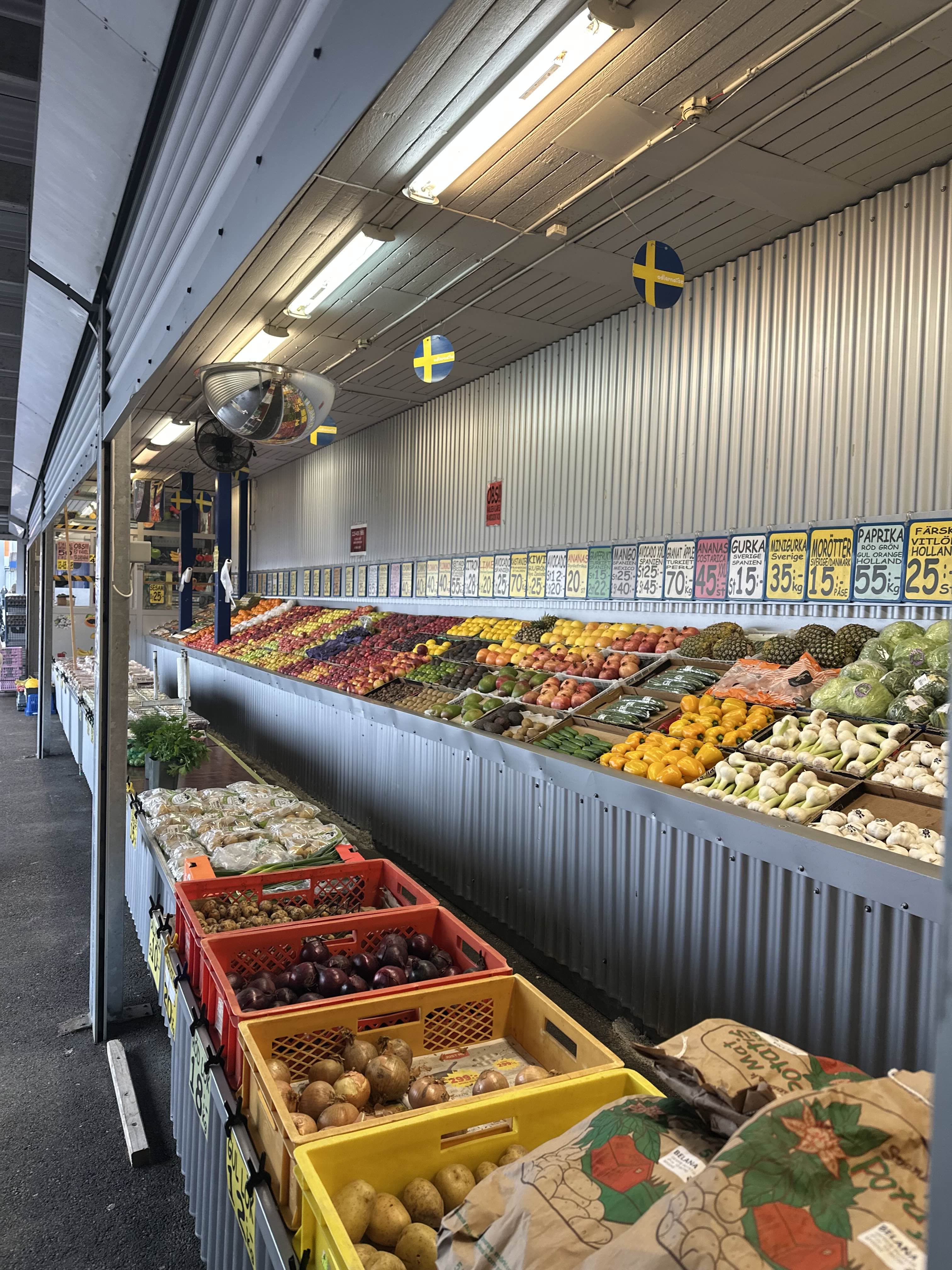Skål med färgglad fruktsallad
